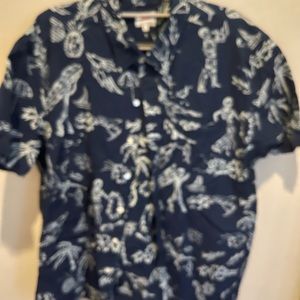 Levi’s button up Hawaiian and skull themed. Size xl. No holes, rips, tears.